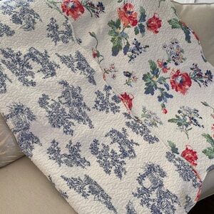 Reversible 100% Cotton Throw Quilt with Vibrant Flowers and Navy Toile on White